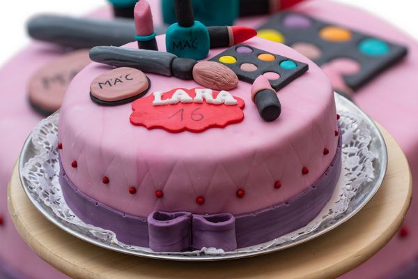 lara_schminkkuchen_2023F4A5391A-B88F-8020-23E6-4E95460AA7C3.jpg