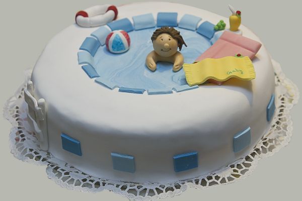 kuchen-schwimmbad-02-20178C765BDF-6BC6-04EA-B78A-2AF3643AB655.jpg